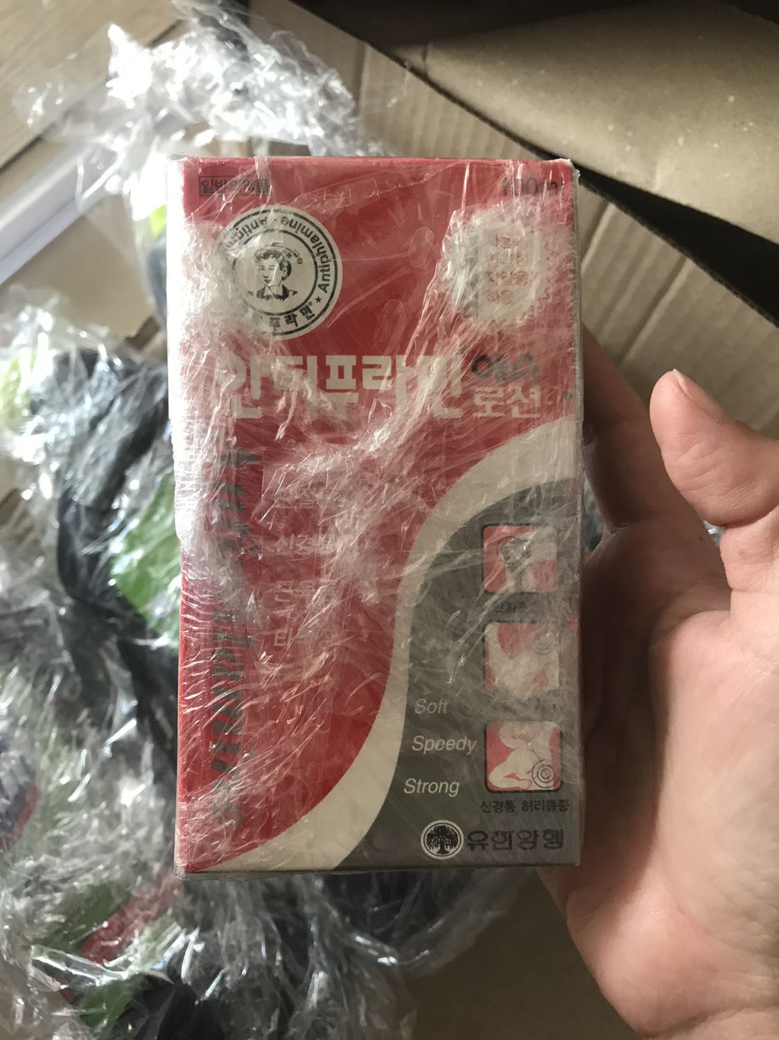 Sp còn nguyên vẹn. Dầu ở trong màu trắng đục, trên thân vỏ có cây lăn. Thoa vào cảm giác nóng từ từ, dễ chịu. Còn tác dụng hay không phải sử dụng thêm mới đánh giá được.