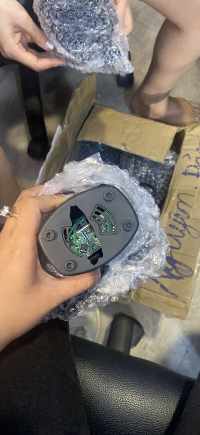 shop bán hàng mà bán vậy. ko có vỏ hộp bao bì. hàng thì vỡ hỏng. đề nghị trả hàng