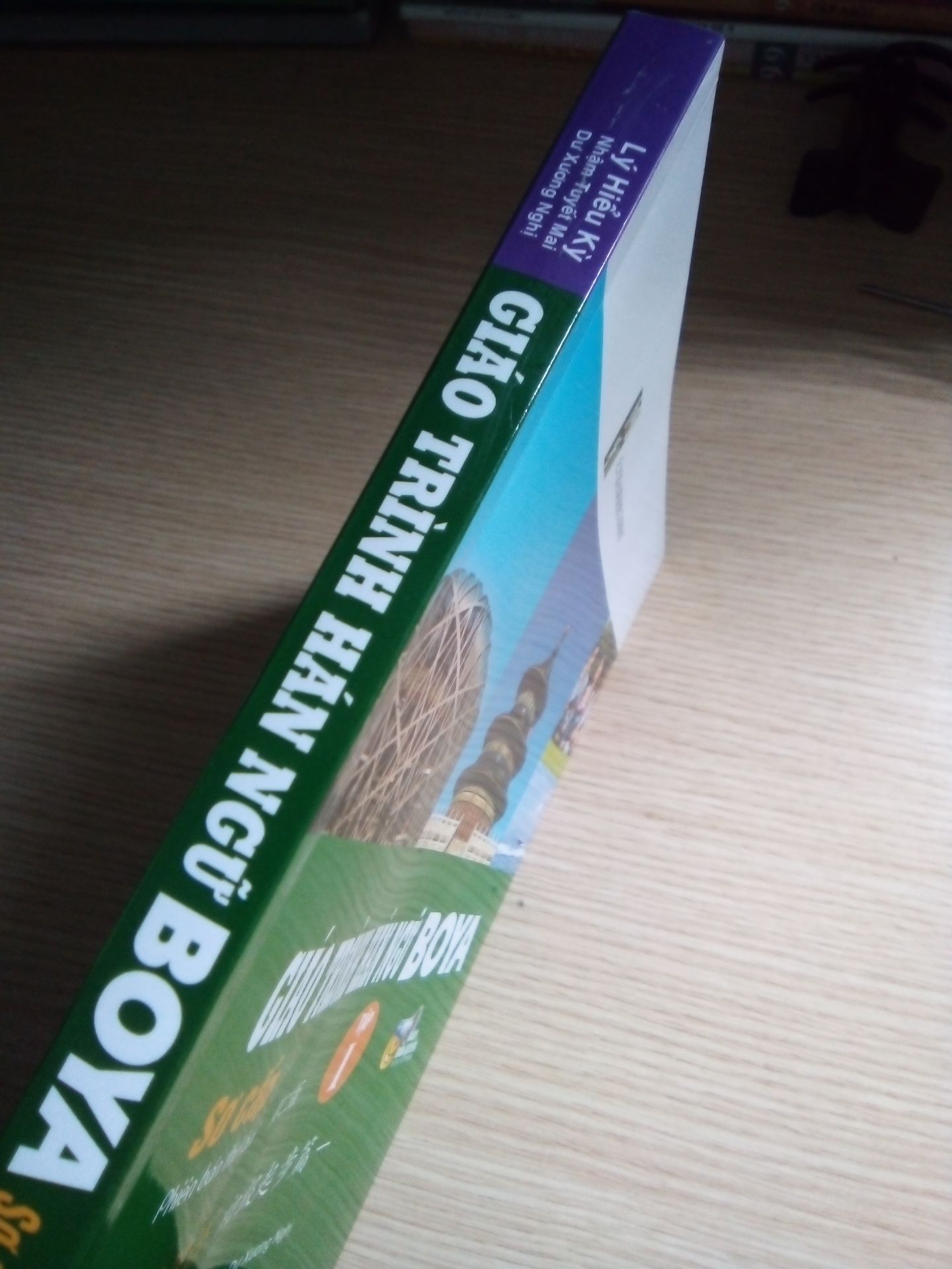 sách mới, đẹp, giao nhanh trước 1 ngày nhưng sách có ghi là NXBDHHN mà giao lại là nhà xuất bản HỒNG ĐỨC. Nhưng nói chung là ổn và sẽ tiếp tục ủng hộ tiki