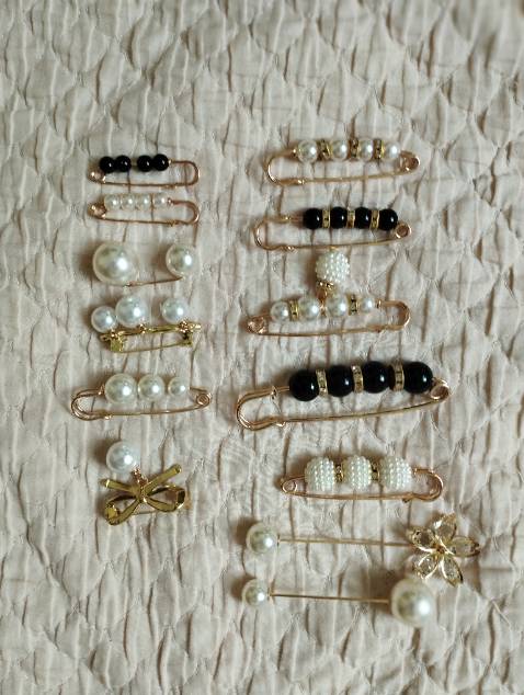 Set đc tận 13 cái với nhiều kích cỡ và kiểu dáng khác nhau cài quần áo đều ok hết nhé! Có em này rất tiện lợi mùa đông hay hè đều dùng tới nè. Shop đóng gói hàng cẩn thận, giao hàng khá là nhanh. Lần sau sẽ ủng hộ tiếp nhé! Tặng shop 5 sao