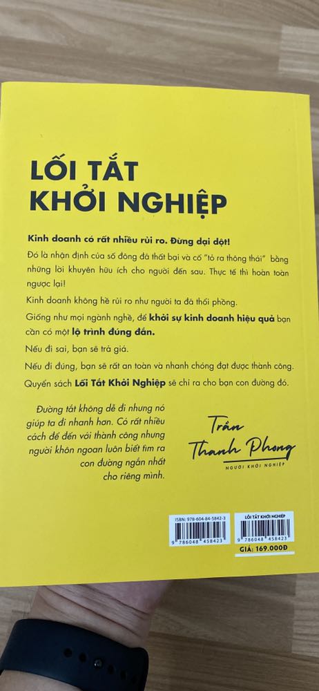 Cuốn sách đem lại cho bạn góc nhìn mới về khởi nghiệp, những tư duy đúng đắn và các kĩ năng kinh doanh để bạn sử dụng khi bắt đầu kinh doanh. Sách cũng hướng dẫn bạn chi tiết cách bắt đầu một mô hình kinh doanh từ số 0 như thế nào, tập trung tạo lập giải pháp, giá trị để thu về kết quả. Thậm chí nếu bạn băn khoăn không biết bắt đầu từ đâu, làm như thế nào sách vẫn có thể giúp bạn tìm được hướng đi riêng cho mình. Một lần nữa cảm ơn anh Phong đã mang lại cho độc giả cuốn sách hay về khởi nghiệp, rất mong chờ các tác phẩm mới từ anh.