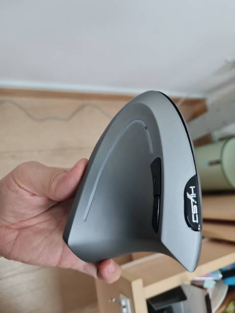 Chuột nhẹ, dễ di chuyển, và đúng là đỡ mỏi cổ tay. Chuột sử dụng dây sạc nên đỡ tốn pin. Tuy nhiên, sử dụng 1 thời gian thì có hiện tương "rơ", ko nhạy lắm và nhanh hết pin. Nhưng vẫn rất tốt so với tầm giá