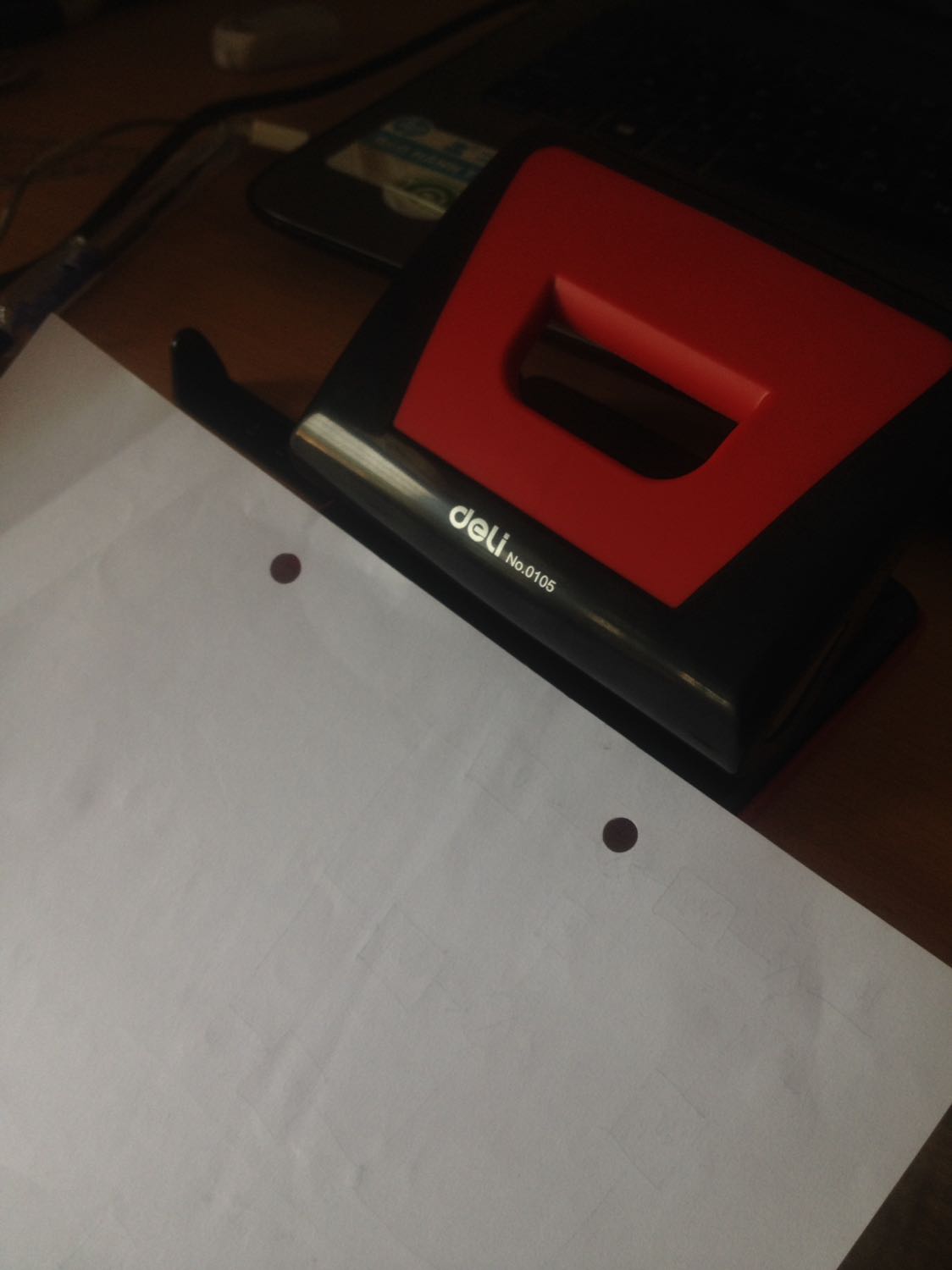 Mình cực thích sản phẩm bấm lỗ này. Bấm rất tiện và lỗ bấm sắc nét. Trên sản phẩm có thước, giúp cố định tờ giấy để giúp lỗ ở chính giữa. Thang E dùng cho chiều rộng tờ giấy và thang S dùng ho chiều dài. Sản phẩm của Deli lúc đầu sẽ loay hoay, nhưng khi dùng được rồi thì rất sướng, vì giá cả phải chăng mà cực kì bền, đẹp, tốt. 
Trước khi dùng phải bỏ chốt ra thì mới bấm được.