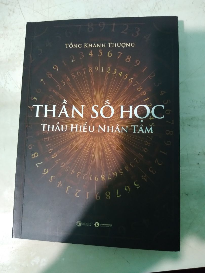 một cuốn sách rất thích hợp cho những người bắt đầu nghiên cứu thần số học, dễ đọc, dễ nắm bắt. Nhưng mình thấy có vài phần chỉ khác tên gọi chứ nội dung mà con số đấy nói lên có vẻ giống nhaum Tác giả nên cho thêm 1 số đặc trưng  sự liên kết, tương tác giữa bộ số của 1 người để bộ số đó có thể nói rõ lên con người ấy hơn.Chất lượng sách ok, trực quan dễ nhìn nhưng mà nội dung hơi ngắn, nên kèm theo cái bookmark