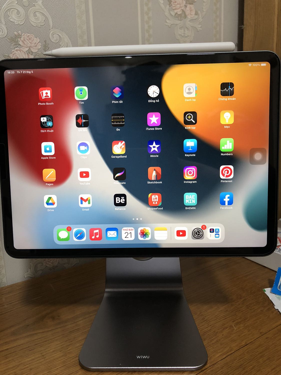 Chân nhìn sang xịn. Rất đầm, khó lay ngã. Nam châm hút mạnh, không có biểu hiện trượt. Đáng đống tiền bát gạo.