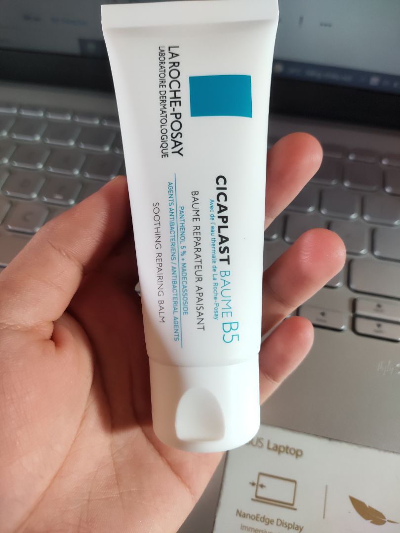 da khô nhạy cảm m rất recommend dùng cái này, m mua lúc sale là 209k, mua xong lại sale 198k ,shop này hay sale lắm mn nên canh nha , so sánh thì đúng là hàng chính hãng, mùi kem thì hơi khác so với tuýp trc mình dùng , chắc là tùy theo lô, chất kem với chất lg thì đều ok nha , đáng tiền lắmmm