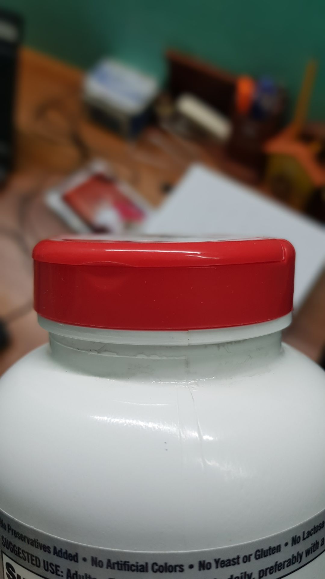 khi mở hộp ra tôi thấy bên trong hộp có lẫn 2 LOẠI: VIÊN MÀU TRẮNG & VIÊN MÀU VÀNG. Tôi có hỏi bạn bè ở Mỹ, họ có nói: Hãng Costo (nhà sản xuất thương hiệu Kirkland) có sản xuất Glucosamine với 2 loại là màu trắng và màu vàng, mỗi loại sẽ có thiết kế sản phẩm khác nhau một chút. Nhưng KHÔNG BAO GIỜ có chuyện 1 lọ lại lẫn 2 màu trắng và vàng cả. Bởi 2 loại đó ở 2 dây chuyền sản xuất khác nhau. Hơn nữa, trước khi dùng loại này, người nhà tôi đã dùng Glucosamine HCL cũng của hãng này và 1 lọ chỉ có 1 màu thuốc.  Nên tôi chắc chắn 100% đây là hàng giả.