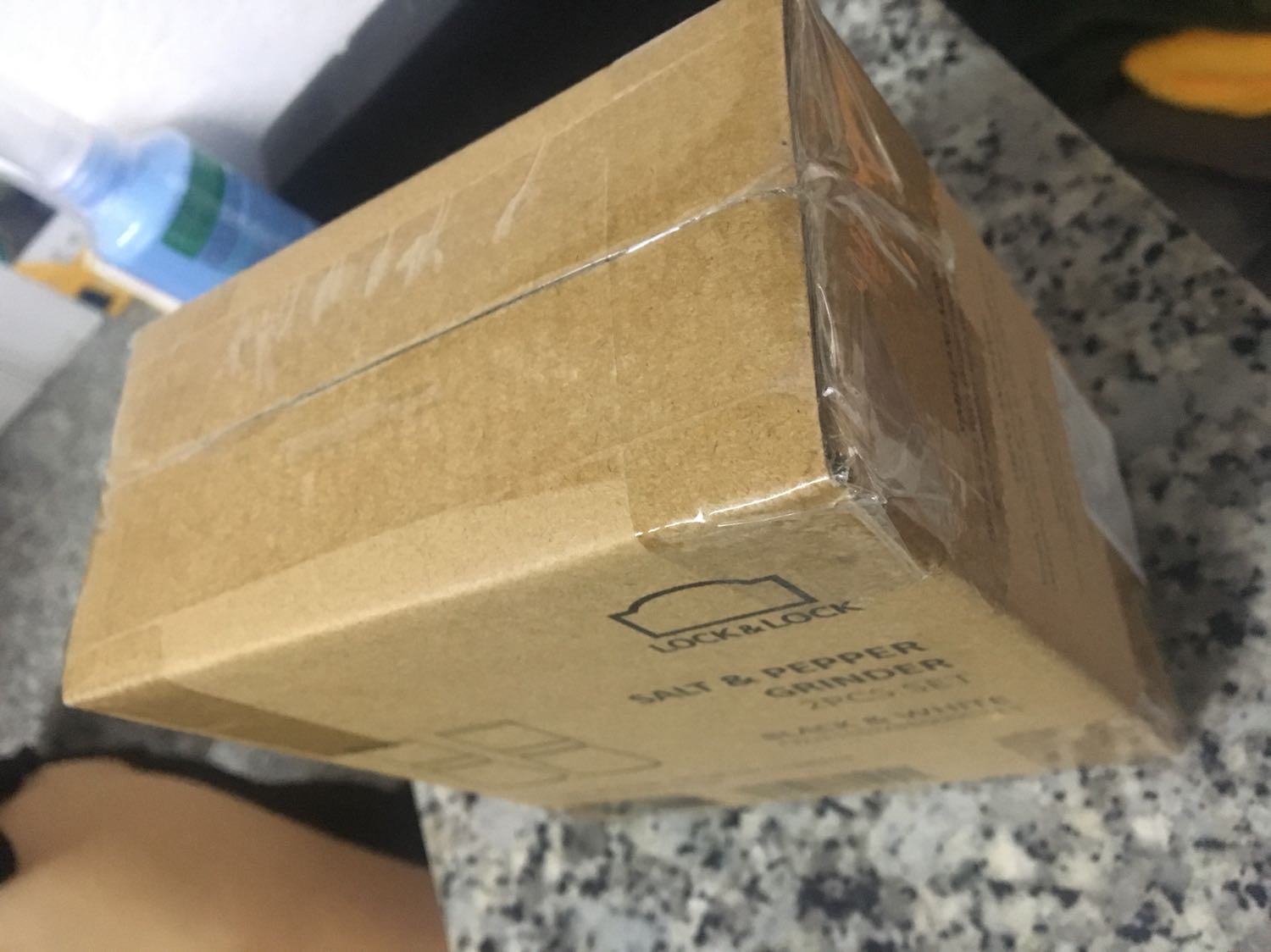 Sản phẩm rất đẹp nha. Mình quá hài lòng. Chưa dùng thử nên chưa dám nhận xét về chất lượng vận hành. 
Phần giao hàng thì giao chậm hơn so với dự kiến. vẫn chấm 5 sao cho Tiki. Cảm ơn Lock & Tiki