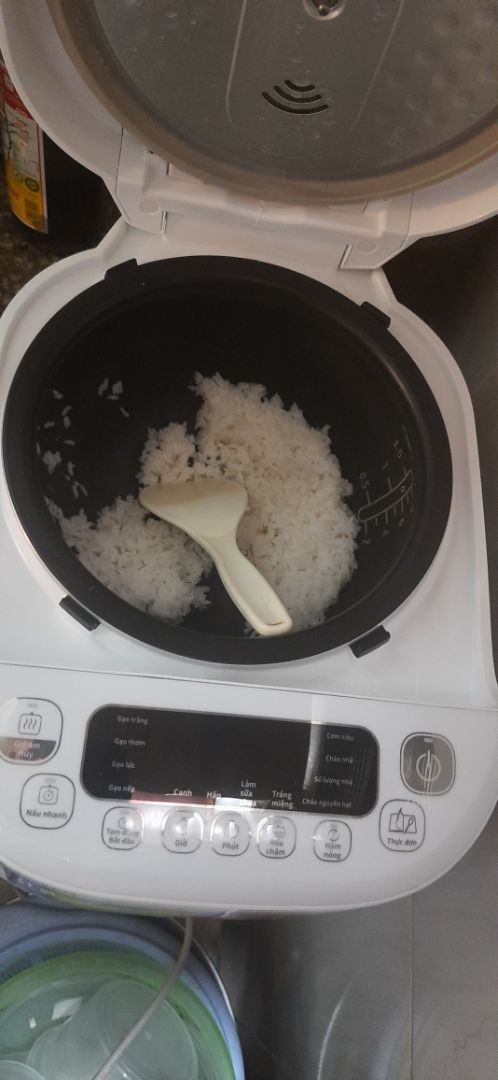 Nồi lớn đủ cho gia đình 4-5 người  ăn. Tuy nhiên nấu lâu và hơi ồn do quạt giải nhiệt chạy. chỉ có mâm từ đáy nồi chứ không có vòng từ ở trên như hình quảng cáo. chất liệu bình thường không có gì đặt biệt.