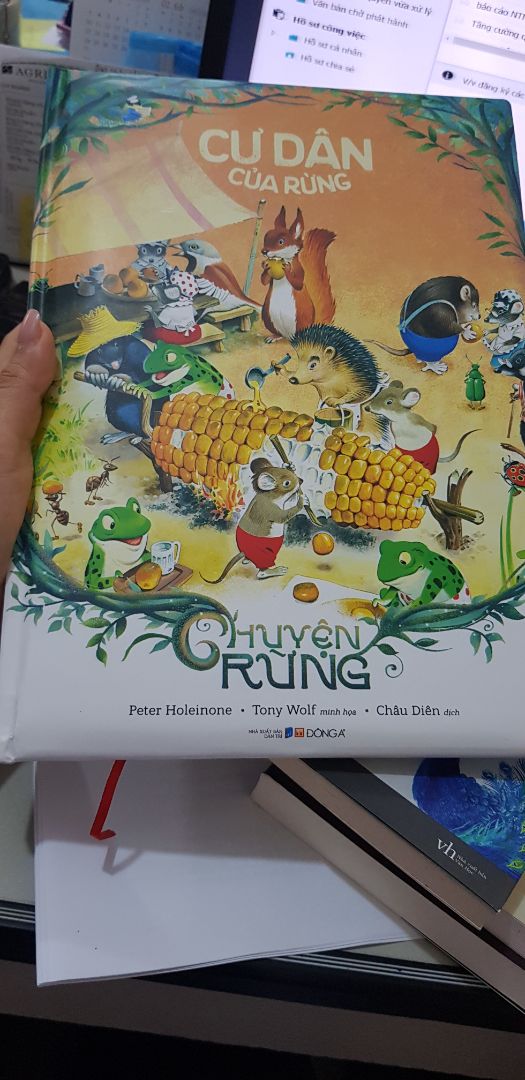 bìa cứng cáp, giấy cứng và bóng, màu sắc in cũng rất đẹp