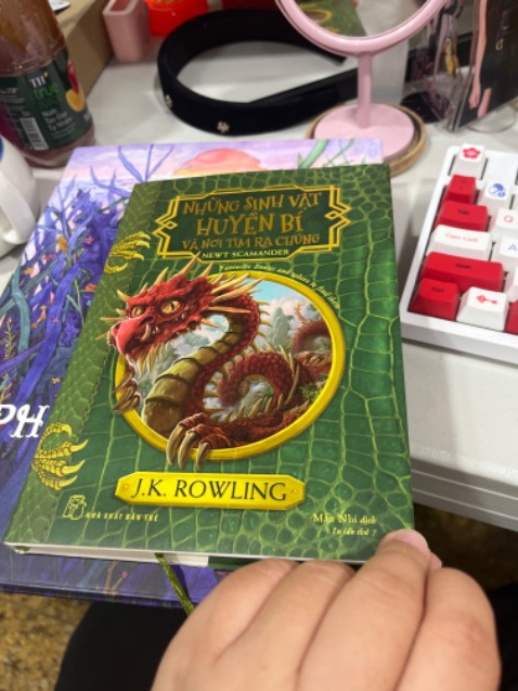 Bìa cứng , đóng gói ổn . Giá rẻ hơn mua ngoài nhà sách .