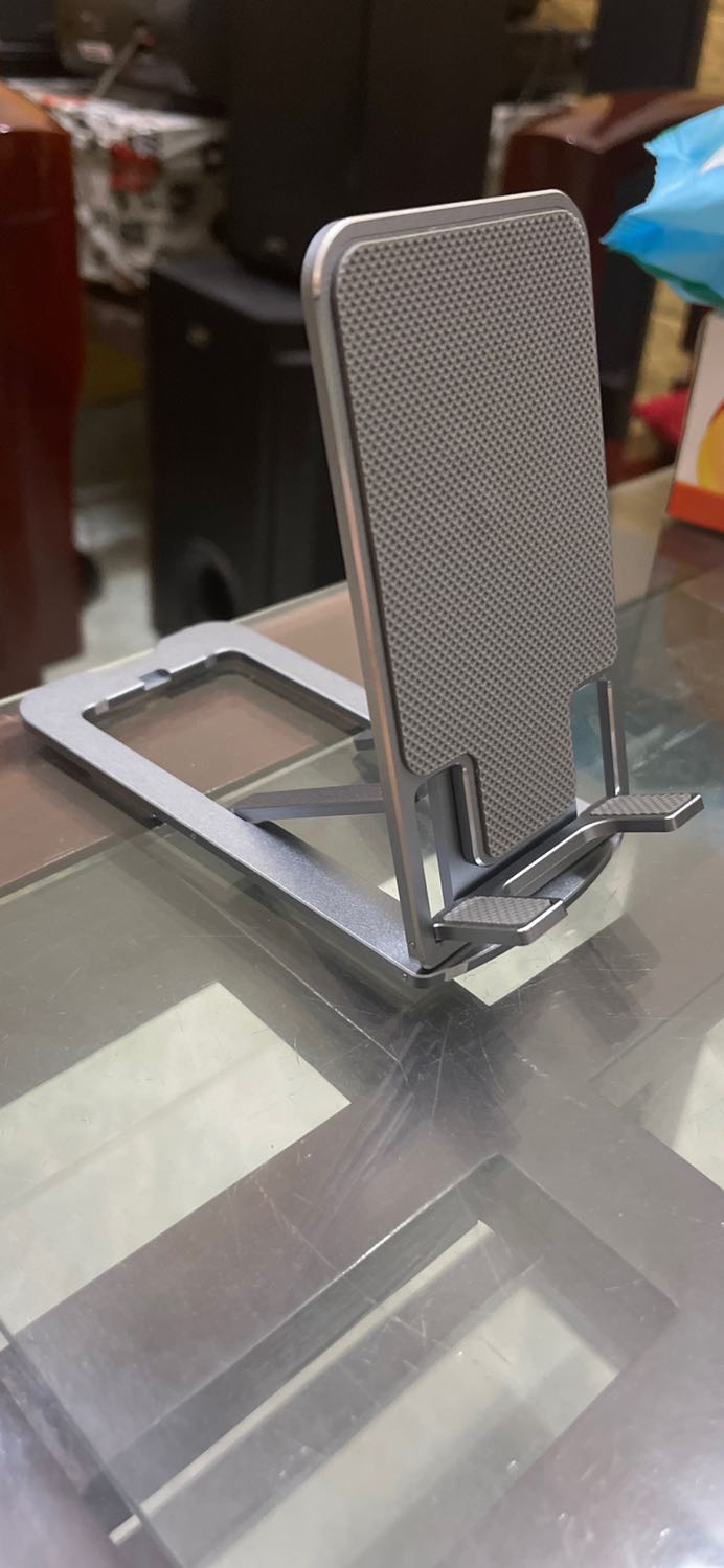 Sản phẩm có phầm khung kim loại tốt, độ hoàn thiện cao, màu sắc đẹp.
Điểm trừ dành cho miếng silicone vì chất liệu chưa phải loại tốt cân xứng với giá đỡ