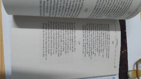 Sách rất đẹp, giấy nhám ko đẹp như giấy Việt, nhưng cầm sẽ nhẹ tay thoải mái hơn, in chữ nhỏ (khá khó hiểu vì trang nào cũng có khoảng trắng lớn).