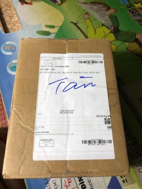 Cảm ơn Tiki giao hàng đúng hẹn. Cửa hàng đóng gói cẩn thận, bánh date mới, vị thì mình chưa ăn nên chưa biết, nhưng sản phẩm của Tân Huê Viên thì đảm bảo chất lượng rồi.