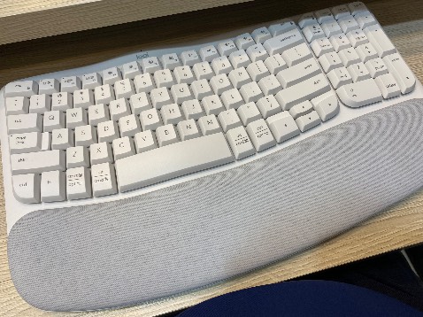 Bàn phím nhẹ, hoàn thiện đẹp, gõ êm.