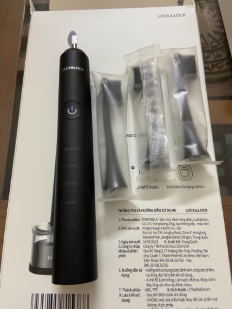 Đặt hàng đúng đợt khuyến mãi nên được giá tốt + mã giảm giá 150.000₫ + tặng 4 đầu bàn chải => quá hời. Khi mở hộp có thêm 3 đầu bàn chải đi kèm. Thân máy cầm không bị chơn. Có 4 chức năng cho phù hợp với nhu cầu. Lúc đầu dùng chưa quen thì hơi ê răng một chút (nhất là khi phần nhừa của đầu bàn chải chạm vào răng) nhưng sau mấy ngày thì đã quen rồi. Một điểm trừ là mặc dù ngoài hộp đã dán tem hàng cực kỳ dễ vỡ nhưng hộp bọc ngoài bị thủng, may hộp phía trong không bị ảnh hưởng.