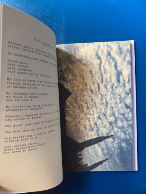 Sách còn có seal nữa, FHS giao hàng lúc nào cũng bọc cẩn thận chống sốc rất ưng. Nội dung chưa đọc nhưng được bạn mình share cho 1 số trang trong sách... thật sự mê luôn! Vừa vintage vừa phá cách.. những vết mực lem, font chữ đánh máy cổ xưa.. nhiều thứ xinh xỉu. Nói chung là mê lắm 🧡🍊