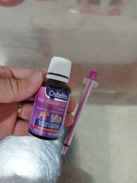 Vitamin D cho bé nhà mình 2 tuổi. Mình để vào sữa chua yakult cho bé uống. Thấy bé năng động và khoẻ hơn.