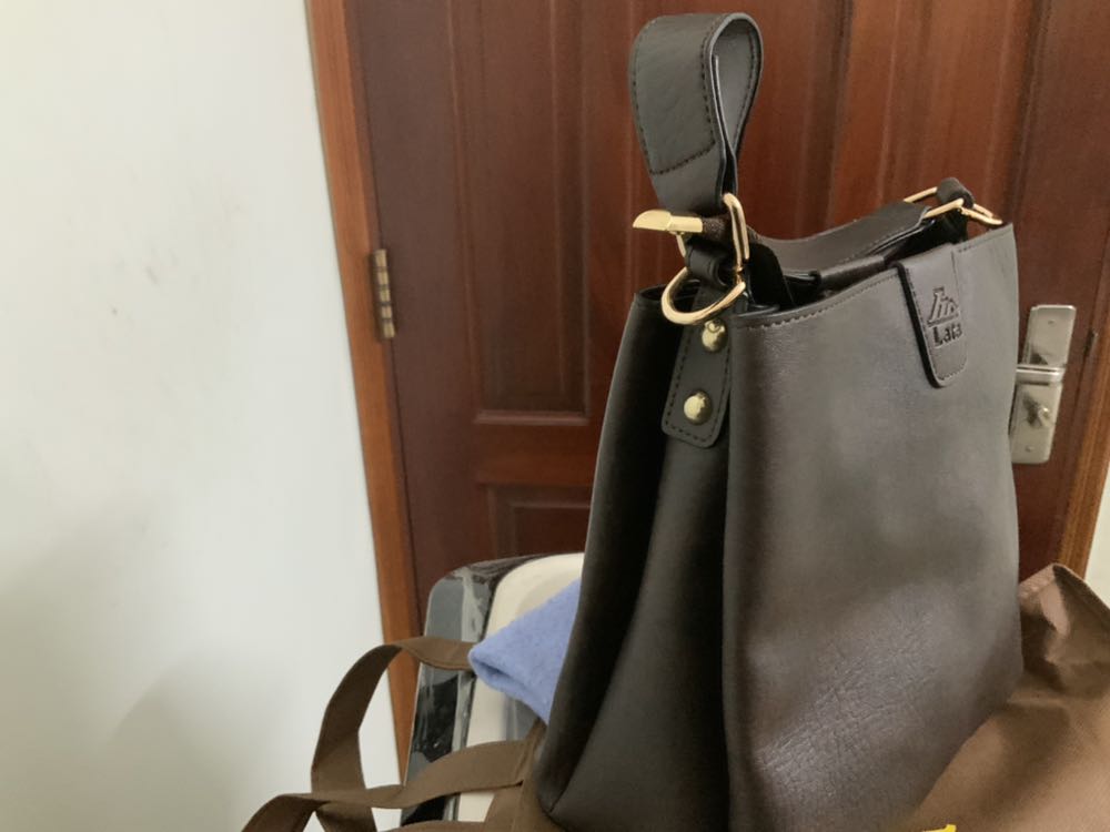 Hàng không còn tem để giá,giới thiệu sản phẩm,giống hàng đã sử dụng hoặc trưng bày ?….tuy nhiên đa đẹp,shop nên thay móc bằng màu đồng sẽ sang ,chỉn chu hơn..