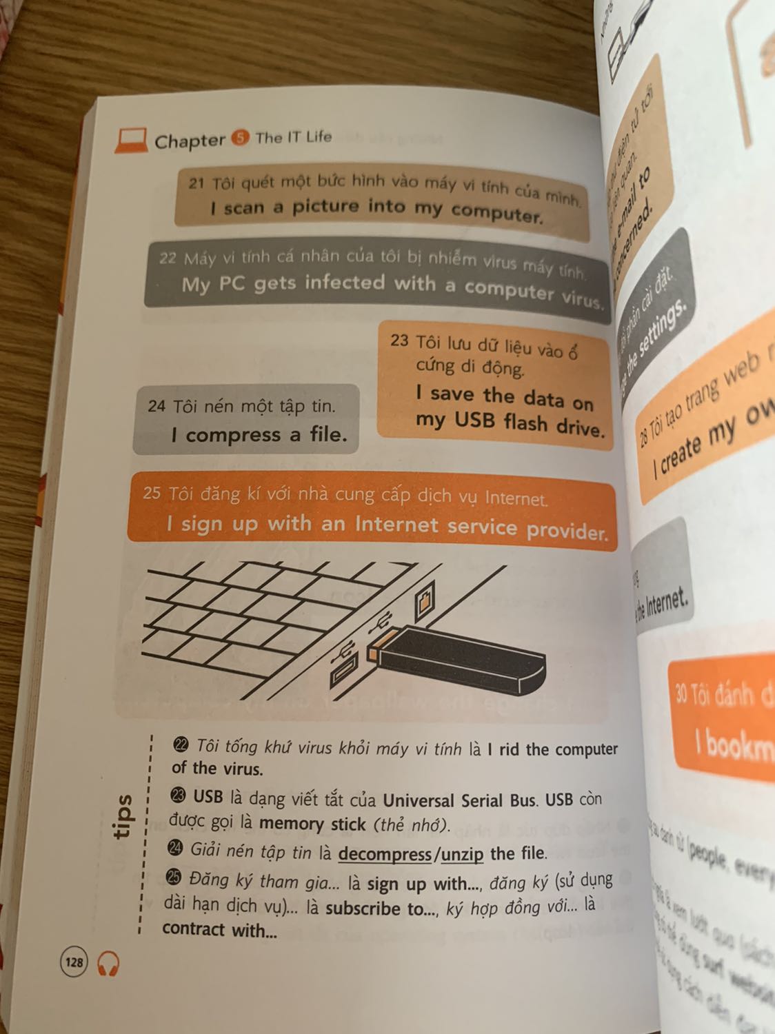 Về tổng quan sách đẹp, kích thước nhỏ như cuốn truyện tranh. Có nhiều hình vẽ bắt mắt dễ đọc, không bị ngộp, có mẫu câu độc thoại, phù hợp với mọi lứa tuổi.
Hơi buồn xíu vì chọn bookcare mà tiki khum có bọc🥹🥹