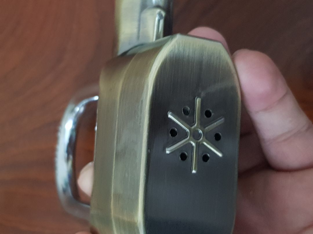 Khóa kiểu mở rời còng, dễ xài, xoay ngược bên còng là tắt mở chức năng báo động, tương đối nhạy cầm vào là kêu bíp bíp rồi hú tương đối lớn nếu ko tra chìa vào khóa, xài cảm thấy thêm yên tâm, gia công cơ khí đường nét thẩm mỹ tương đối tốt, hợp kim nhôm mà rơi rớt ko xi nhê, mạ đồng ngoài vẫn còn bền sau vài tháng sử dụng.