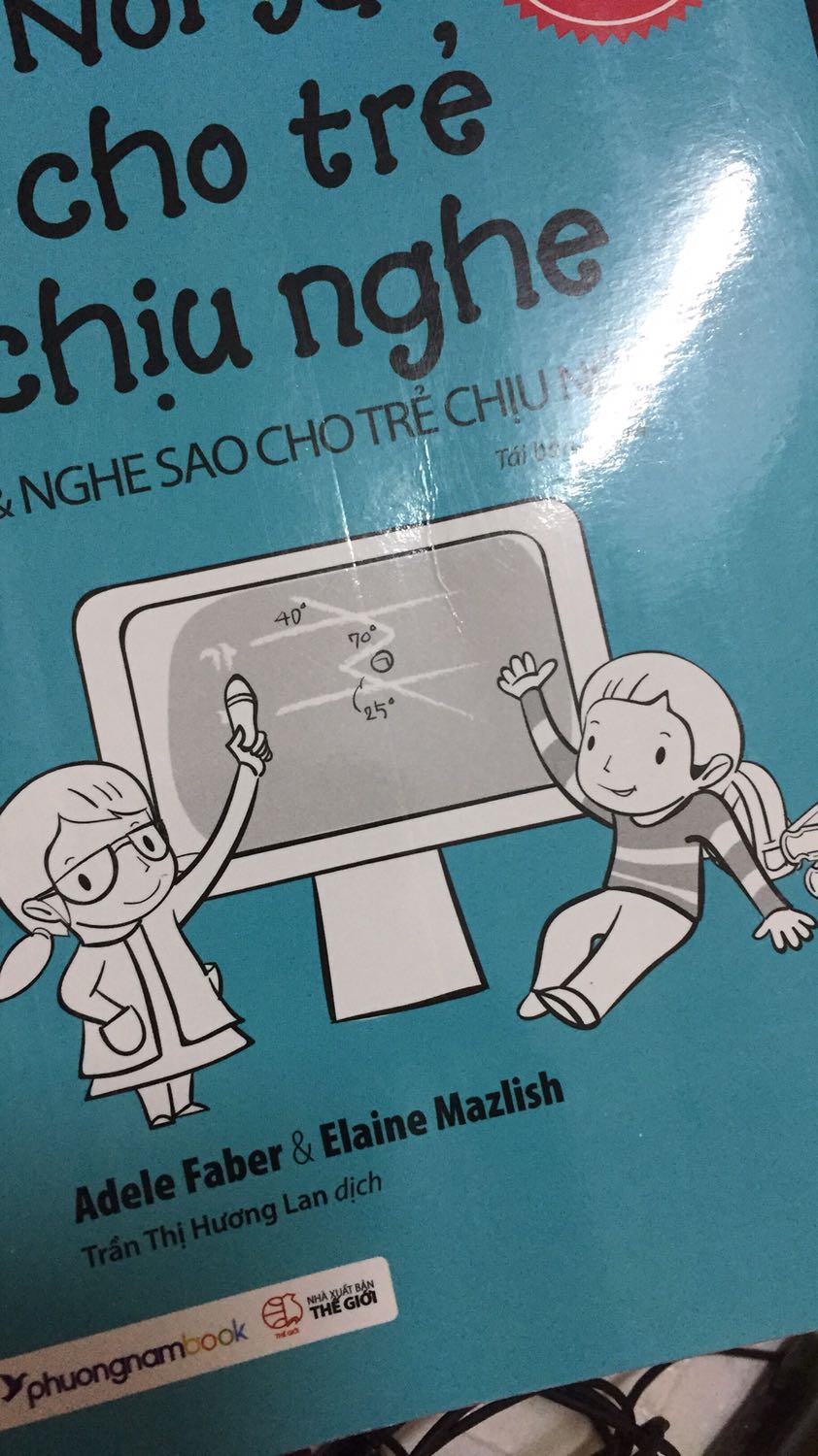 Tại sao bìa sách lại xấu như vậy, có nốt gập, gáy sách có hiện tượng gập nhiều nhìn giống như từng sử dụng sách rồi vậy, với tôi mua sách k đơn thuần là cuốn sách có giá trị mấy chục nghìn nó thiên về 1 thứ gì đó rất quan trọng như bảo bối vậy, nên nhìn sách nhàu như vậy tôi cảm thấy rất thất vọng