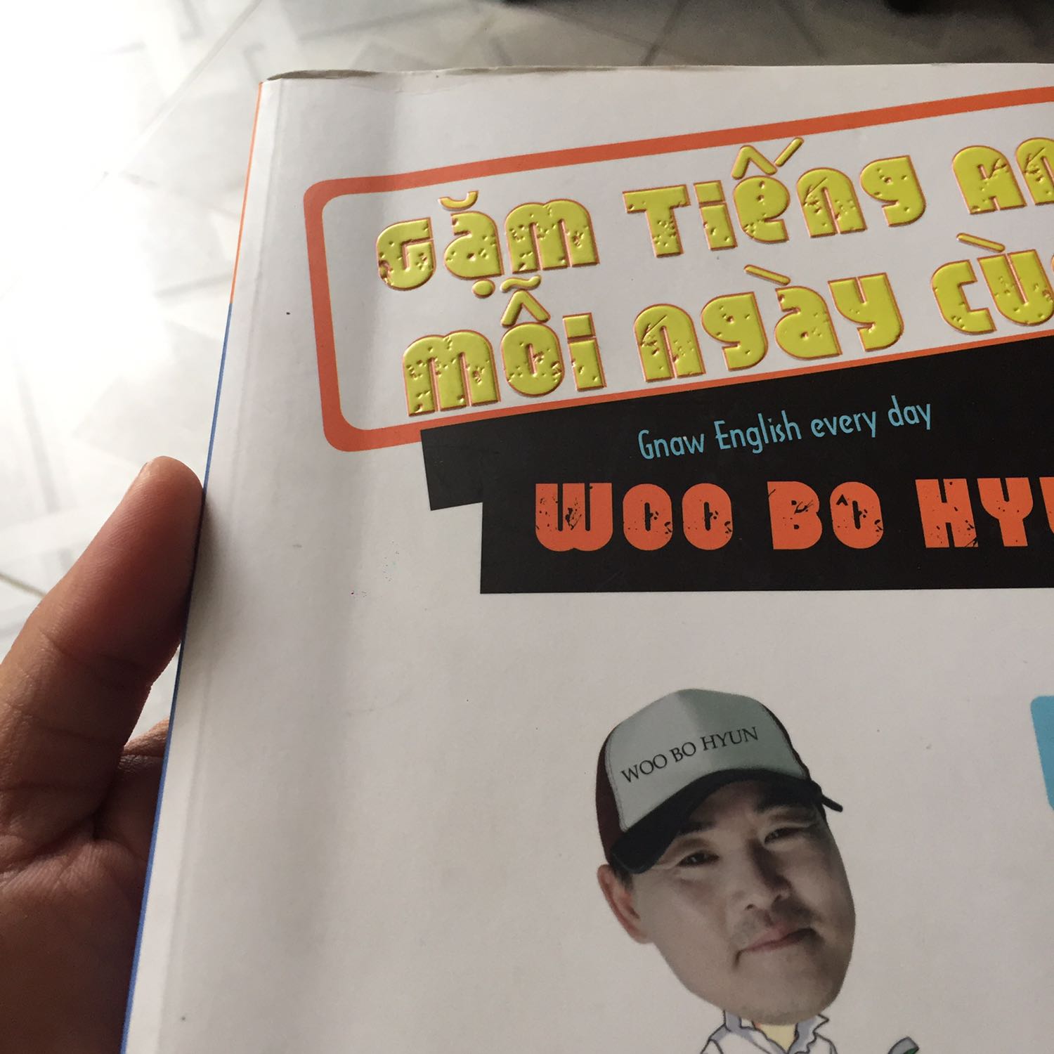 Giao mình cuốn sách nhìn mất cảm tình quá tiki ơi. Ko muốn cầm luôn á. Nhìn dơ, nhăn góc, thà bỏ thêm 3-40k mua sách mới ở bookstore có giá trị hơn.