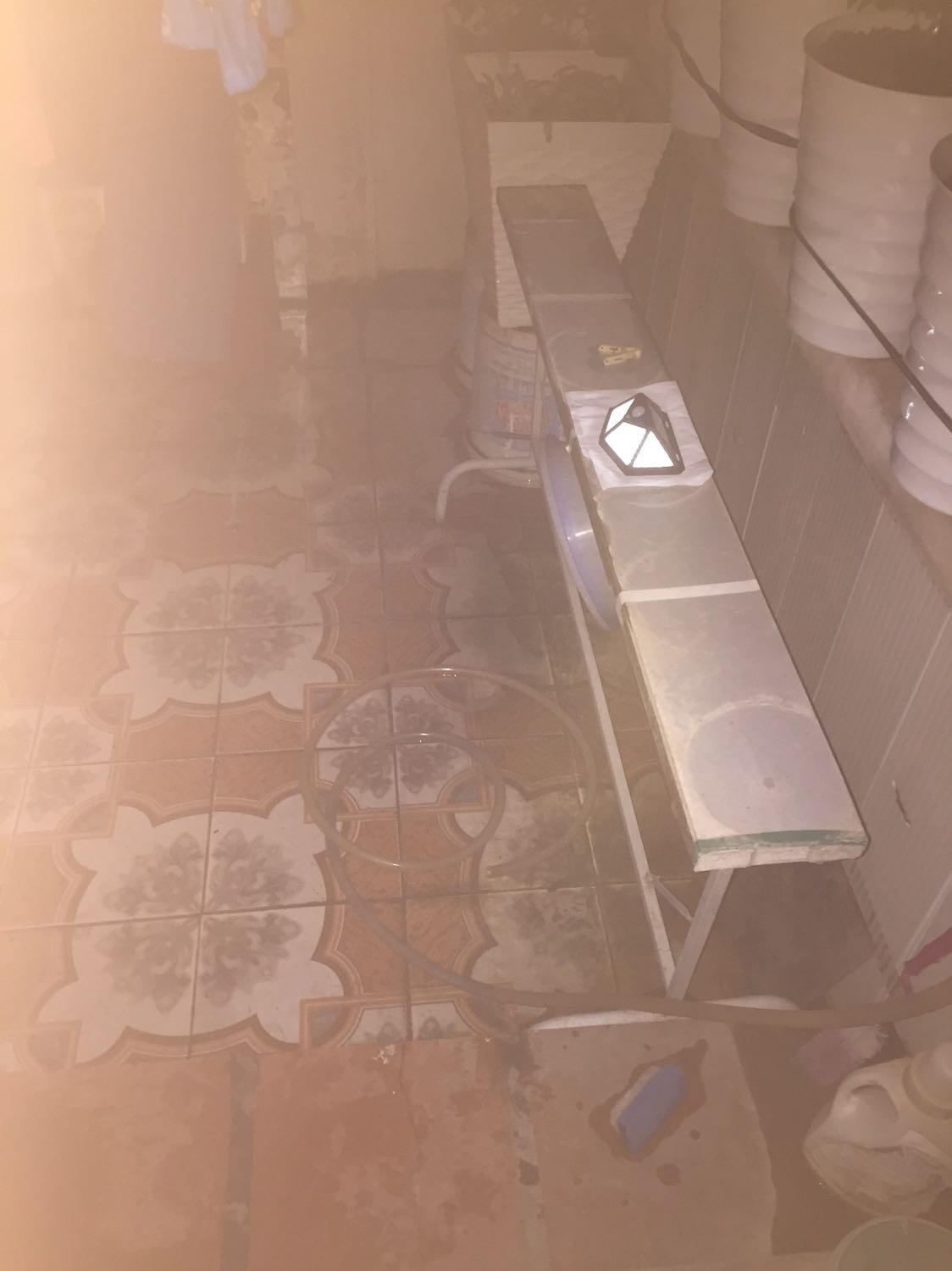 Chưa treo lên tường, mới để tạm trên mặt ghế ngoài sân, nhưng đèn hoạt động tốt. Ban nãy đi ra ngoài sân để phơi đồ thì đèn đang sáng mờ mờ liền sáng quắc lên do cảm biến chuyển động. Rất ưng ý, tiện lợi, lại ko phải dùng điện. Chưa treo lên tường, mới để tạm trên mặt ghế ngoài sân, nhưng đèn hoạt động tốt. Ban nãy đi ra ngoài sân để phơi đồ thì đèn đang sáng mờ mờ liền sáng quắc lên do cảm biến chuyển động. Rất ưng ý, tiện lợi, lại ko phải dùng điện.