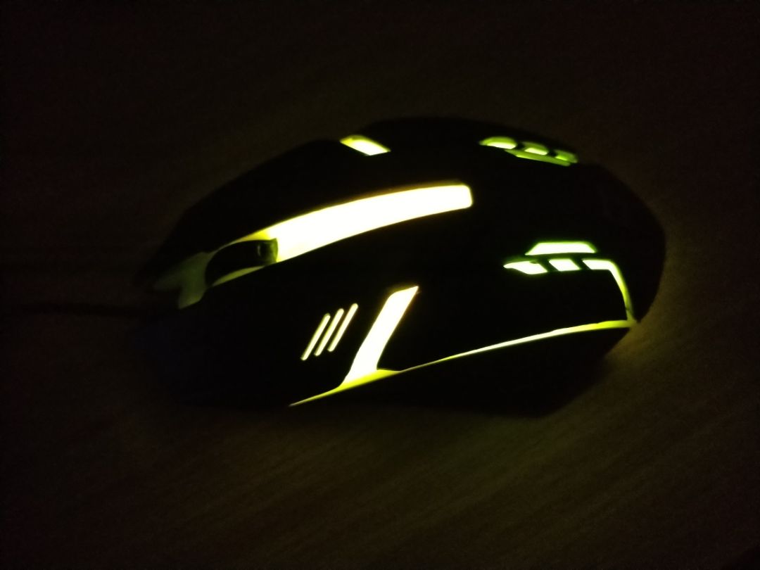 đặt hàng từ 12/8 đến ngày 6/10 mới nhận được hàng, mặc dù dịch nhưng tiki giao hàng kì này hơi lâu. Chuột giá rẻ , nhìn rất đã vì chuột có thể chuyển nhiều màu, lâu dài thì ko biết nhưng hiện tại dùng rất ok hợp lý với giá tiền.