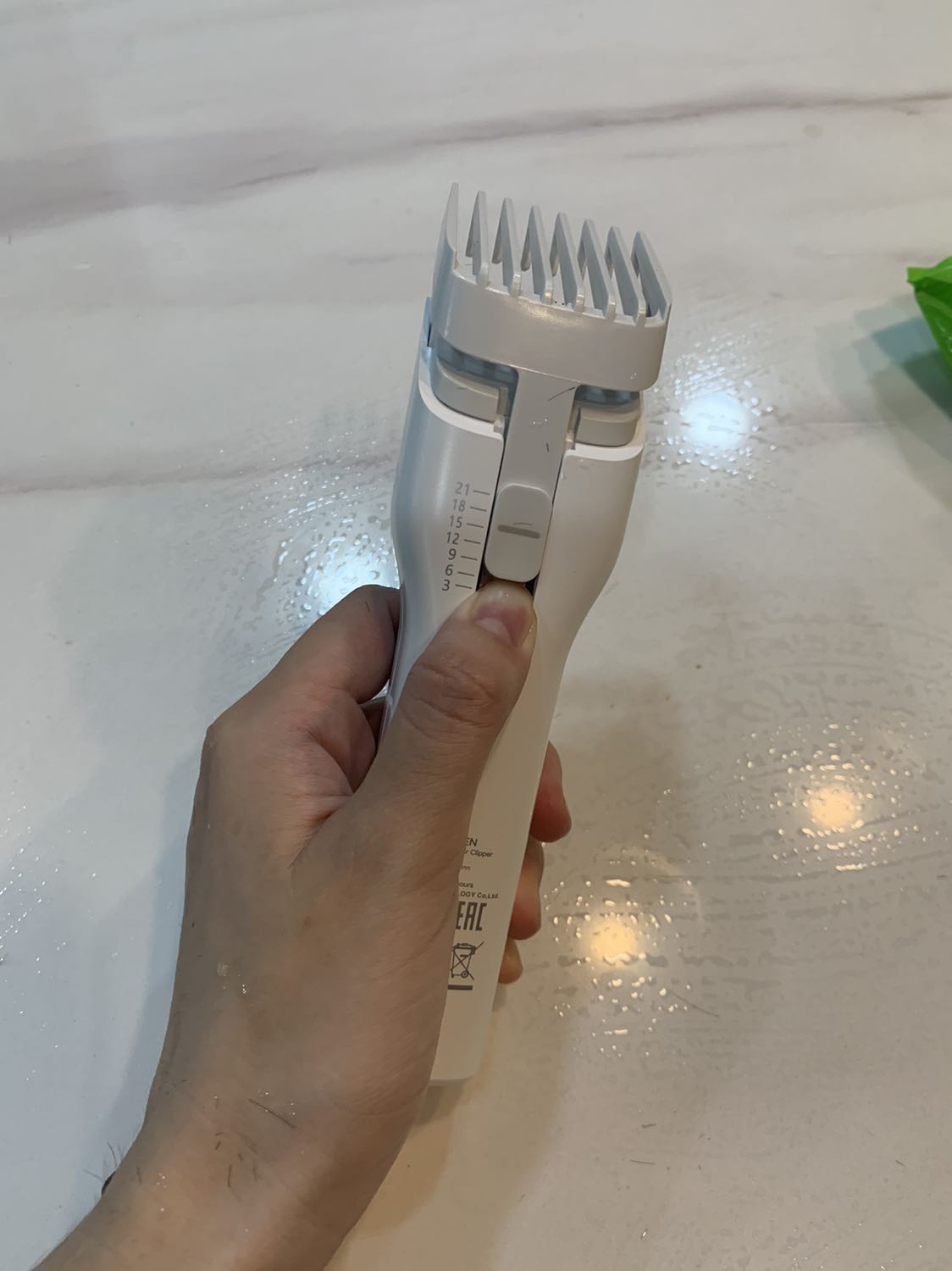 mình thích sự tinh gọn của chiếc máy này. ít phụ kiện, thiết kế thông minh, dễ dàng vệ sinh và cắt tóc quá đẹp :)) tiết kiệm đc 50k/lần cắt tóc ngoài tiệm cho con. trong khi chiếc máy này có thể sử dụng trong suốt ít nhất 3-4 năm... rất đáng tiền quá đấy chứ :) ủng hộ tiki và xiaomi