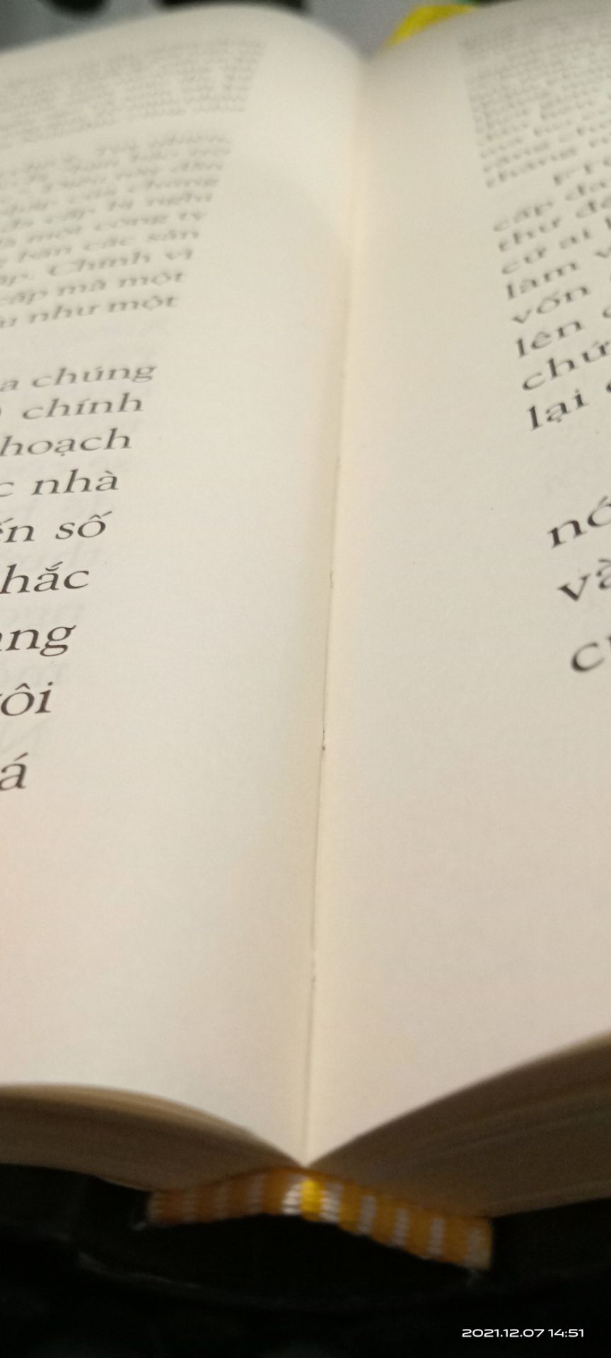 Chất lượng sách quá sang trọng, bìa cứng, may mép giấy mà công nghệ hiện đại may sát rạt mép, mở sách 180 độ đọc thoải mái mà giấy ko hề bị gấp, lót lớp bìa thứ 2 ở ngoài in nổi tên sách nữa, đúng kiểu cổ điển. 

Đọc mới thấy tất cả NPP hiện tại đều đi theo những lộ trình y như 2 nhà sáng lập thời kỳ mới bán tín bán nghi vô Nutrilite, học được những tố chất, tư duy khiến 2 ông vượt qua mọi khó khăn để đưa Amway từ cái nhà kho phát triển đến bây giờ, từ đó cũng ước tính được cả những thử thách sắp tới đang chờ đón mỗi khi NPP đạt mốc thành công mới, mỗi cánh cửa thành công mới lại có những thử thách như là bài kiểm tra, nếu vượt qua thì sẽ lật sang một trang cuộc đời mới. 
Cũng nhìn thấy được tư duy thị trường ở VN cũng nghi ngờ đa cấp rồi ít người hiểu về lợi ích của dinh dưỡng, na ná như thị trường Mỹ những năm 60, 70.
Trong khi TQ đã có lịch sử ngàn năm về dinh dưỡng rồi, Nutrilite chỉ áp dụng một cách khoa học hơn, tận dụng điều đó khiến TQ phát triển nhanh nhất mạnh nhất