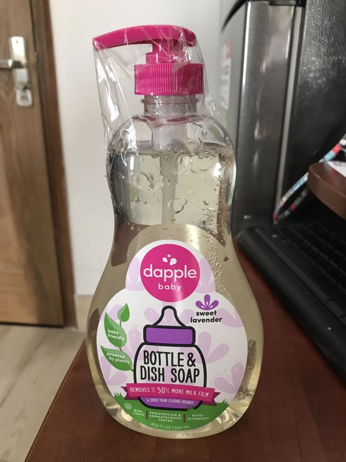 Tiki giao hàng nhanh, đóng gói cẩn thận, có dán băng dính để ko bị đổ. Sản phẩm dùng rât tốt, chỉ cần nhấn 1/2 vòi là tạo nhiều bọt rồi. Rửa sạch, bình sữa ko bị nhớt, có mùi nhè nhẹ chứ ko nồng.