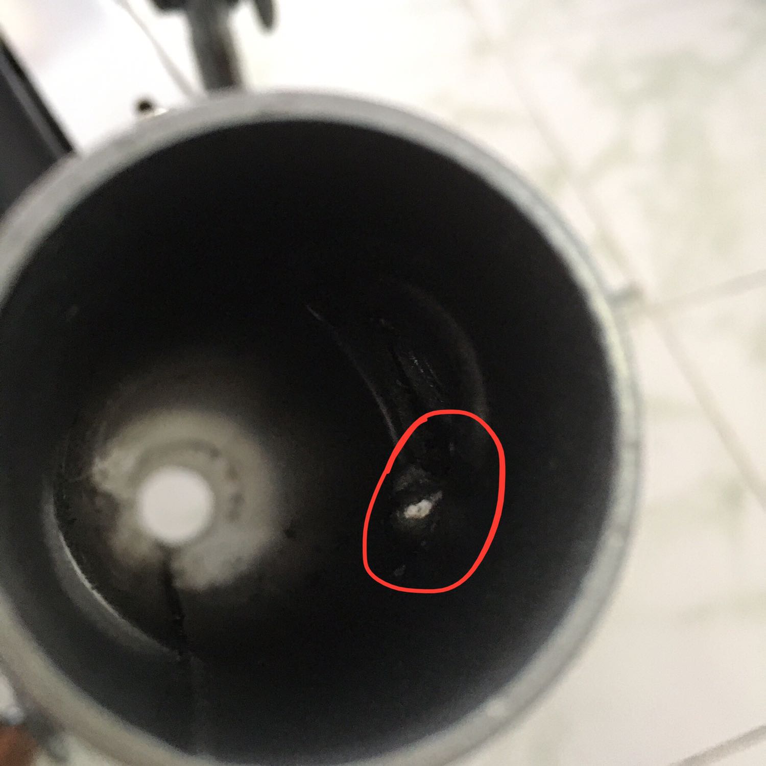 Sản phẩm bị lỗi ở mối hàn phần bên trong ống trụ ráp yên xe. Ráp cả xe, đến lúc gắn yên thì không được, mở ra thì nguyên cục mối hàn to đùng. Đề nghị đổi sản phẩm khác