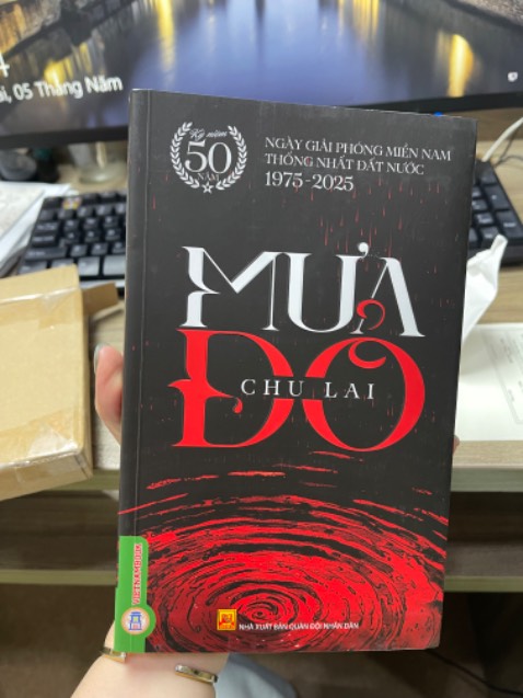 Sách không seal, rách gáy, xước huhu. Buồn thật sự