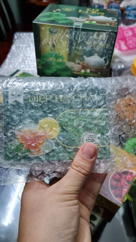 Shop đóng gói rất kỹ, bao bì sp đẹp, HSD 12 tháng, mà date xa, mình thấy ngày SX t9/2024.
Chưa dùng thử nên mình chưa biể vị trà thế nào