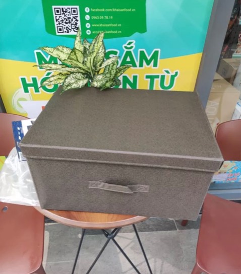 Hộp rất cứng cáp, chất vải không dệt, có mùi một chút, nhưng ko sao, để 1 lúc là hết mùi. Cốt bìa nén nên mình nghĩ mọi người ko nên để đồ ẩm hay bị ướt vì dễ bị hư hộp. Để đồ khô quần áo chăn màn tài liệu là ok. Cũng ko nên đee đồ sắc nhọn. Mình thấy ưng ý. Hộp rộng phết se  còn ủng hộ tiếp. Cho shop 5 sao nhé :3 :)))