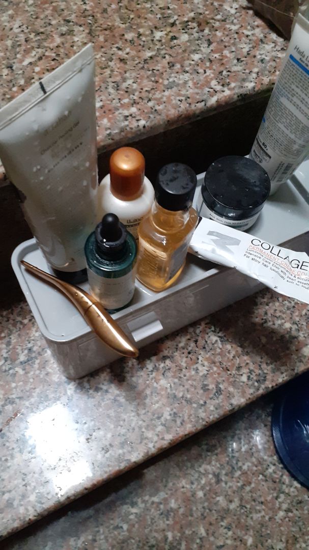 không có cái dán thứ hai, mình sử dụng cũng được nhưng được 3 tháng thì nó rụng mất, sáng ra dọn rất mệt. mà không hề có miếng dán thứ hai thì coi như vứt rồi. trả 200k cho 3 tháng sử dụng là quá đắt