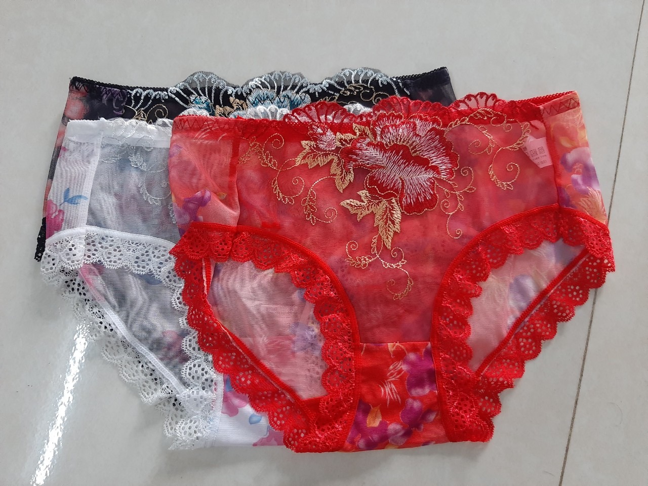 Quần đẹp như ảnh có thêu hình hoa sắc nét nhìn rất đẹp, năm cái 5 màu khác nhau, màu nào nhìn cũng đẹp, mặc trông khá quyến rũ