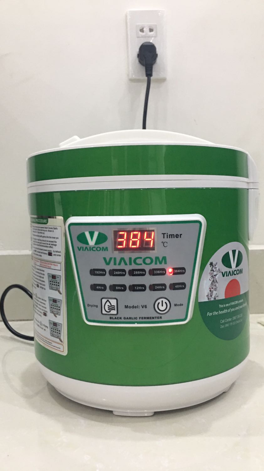 Mua quà tặng cho mẹ nhân ngày sinh nhật mẹ. 
Máy được bọc đóng xốp kỹ càng. 
Mẻ tỏi đầu tiên đã được ra lò. Tỏi ngon, khô vừa,vị ngọt. Ông bà ăn tấm tắc khen còn nói tỏi ngon không kém gì tỏi mua của Học Viện Quân Y.
Mình thích máy này vì có nhiều mức thời gian chọn làm được nhiều size tỏi. Máy Chắc chắn và dày dặn. Các nút bấm nhạy. dễ sử dụng. Có đầy đủ sách hướng dẫn. Tỏi làm ra ngon , khô.
Máy này được nhà sản xuất làm cả video hướng dẫn rất chi tiết. 
Nói chung là hài lòng. Sẽ ủng hộ shop tiếp.