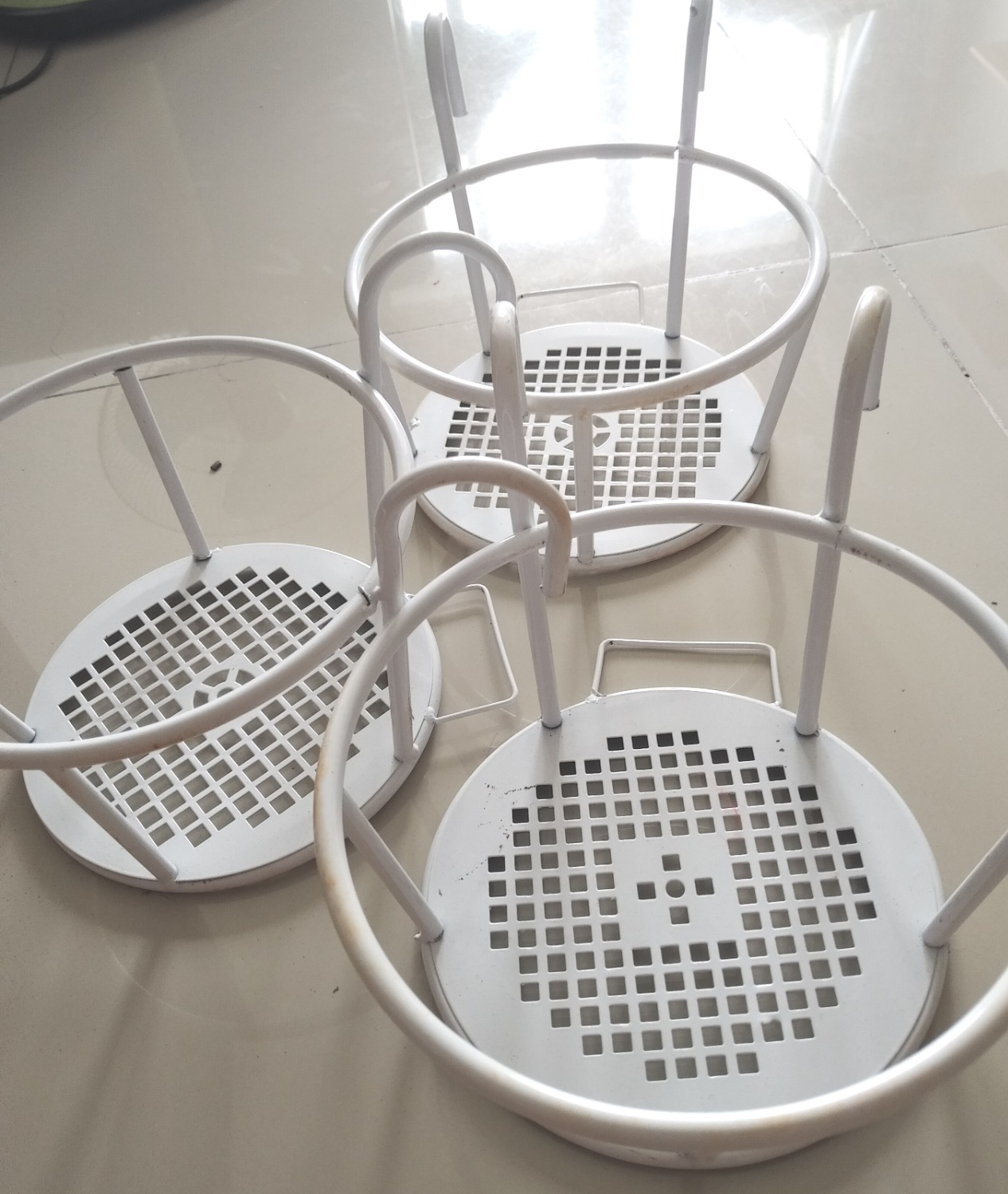 Mua thử có ok k,
Nhận hàng như hình, chắc chắn, thép lớn, tuy nhiên mối hàn chưa đủ kỹ, shop cải thiện sẽ tốt hơn nữa.
Có vẻ hàng lưu kho lâu nên có màu rỉ sét k biết ở đâu bám vô. như vậy thì cái này có thể sẽ bị rỉ trong tương lai.