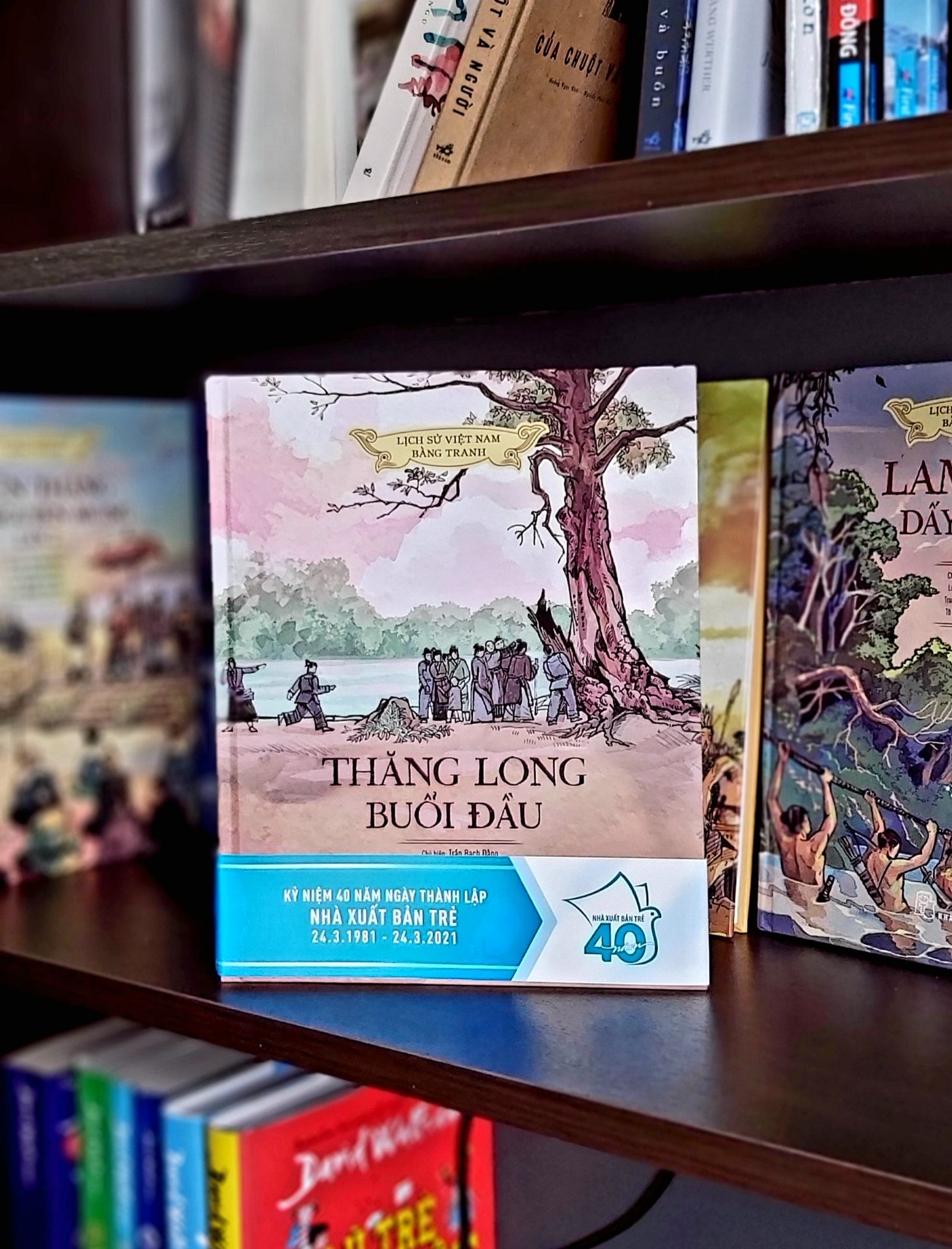 Bộ sách gồm 8 quyển, mỗi quyển là một chủ đề, một nhân vật, một địa điểm lịch sử ý nghĩa với mọi thế hệ người Việt. Và đặc biệt phù hợp với các bạn nhỏ tiểu học mới tiếp cận môn lịch sử nước nhà. Sách có nhiều hình vẽ đẹp và màu sắc phong phú, các bạn nhỏ nhà mình vô cùng thích.  các bạn ý đọc vèo cái xong nhưng xem đi xem lại hình ảnh và bình luận rôm rả 🥰.
Dịch vụ Tiki nhanh, tiện và chuyên nghiệp. Like !