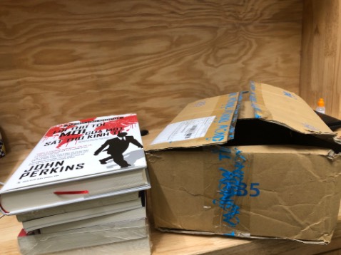 Lần này mình mua khá nhiều nhưng shop đóng hàng ko có cái j bọc cả để tránh hư hỏng sách nên quyển ở cuối bị hư hỏng nặng và nhìn như là quyển cũ vậy những người yêu thích sách như mình sẽ ko thích điều này khi bỏ tiền ra mua sách mới mà lại nhận về sách bị hư hỏng và cũ