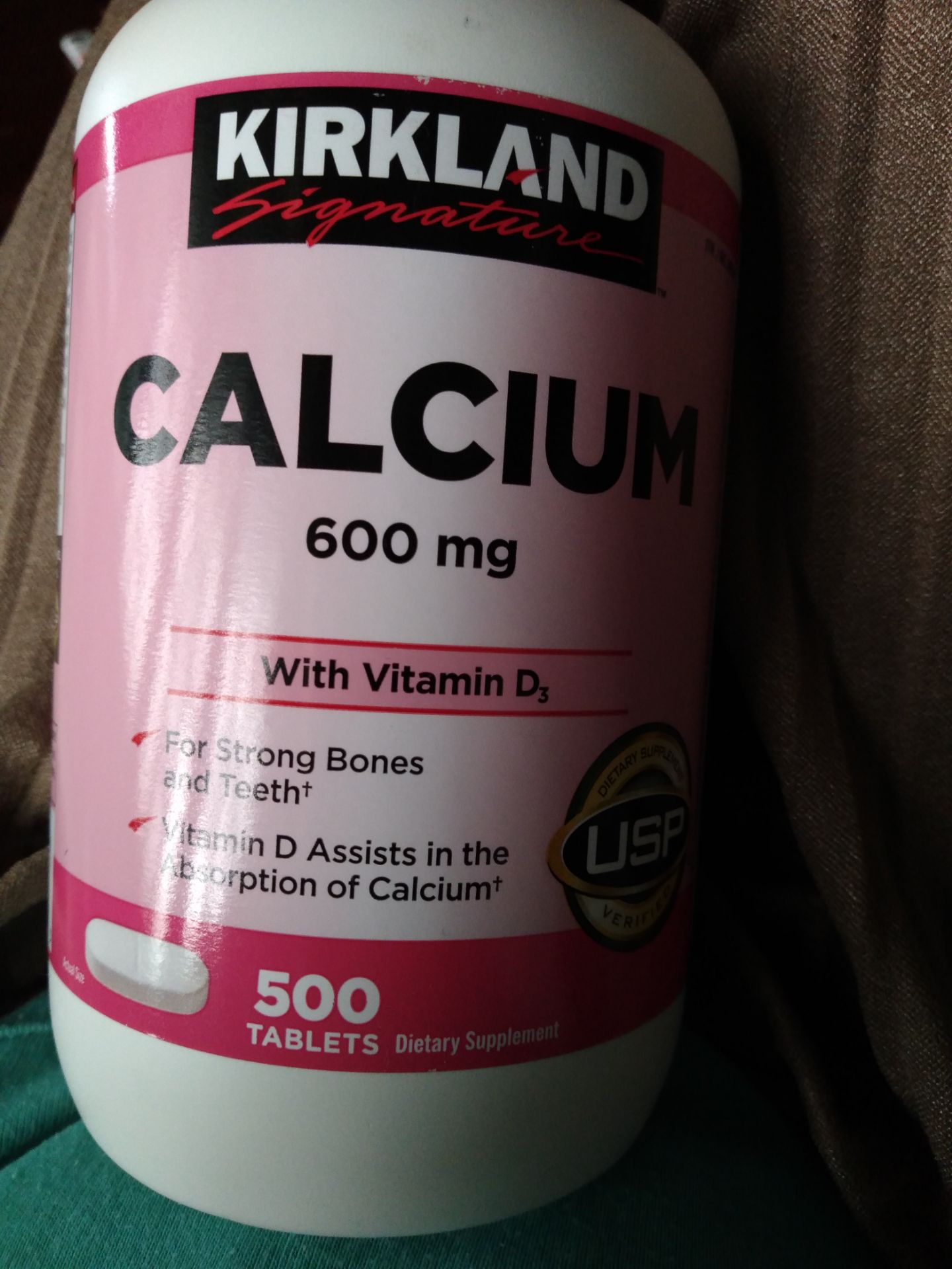 mình đã liên hệ vs cty naro pharmA, cty k có hàng này, đây chắc chắn là hàng trôi nổi k rõ nguồn gốc xuất sứ. mình đã lỡ dại mua. thông tin trên tiki là dùng cho phụ nữ cho con bú ,nhưng trên vỏ chai lại ghi là thận trọng dùng cho pn có thai và cho con bú . mong tiki nên kiểm lại ng gốc sp