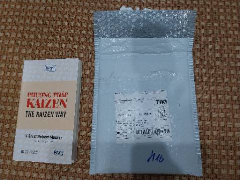 Sách chỉ dẫn về cách sử dụng kaizen để thay đổi một thói quen/quá trình/sản phẩm. Tác giả giải thích kaizen dưới góc độ kĩ thuật lẫn tâm lý học. Kiến thức có thể áp dụng trong cuộc sống và công việc. Tiki đóng gói quá xịn.