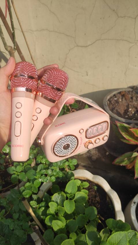 Loa hoàn thiện rất tinh xảo, độ chi tiết cao, kèm túi da rất xịn xò, bạn gái mình rất thích sp này, âm thanh ổn, trong trẻo, phù hợp không gian nhỏ, chất lượng thì khỏi bàn, hàng chính hãng nên mua.