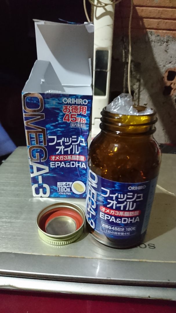 1. Lúc đặt hàng thì giá 336k, nhận hàng vào đánh giá giá còn 290k. 
2. Hộp không thấy dán tem chống hàng giả, chỉ cod keo mỏng đan lên sơ sài. 
3. Trong hộp ko thấy có giấy HDSD. 
4. Khi mở hộp ra không hề có miếng giấy bạc hay miếng keo dán trên miệng hộp mà chỉ là nắp đậy lại thôi.