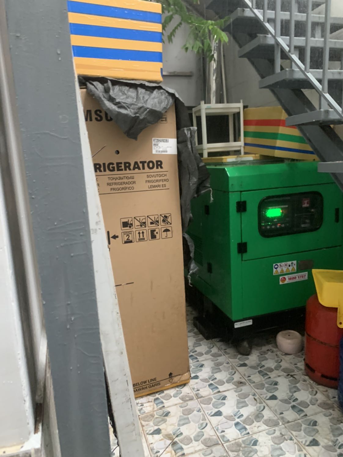 Quá tệ, mua hàng mà không khiêng lên tầng để ở dưới rồi kêu tự sài, sài bằng cách nào, gói có lắp đặt miễn phí rồi giờ lại kêu là tính phí, sao không tự thêm phí vô đi rồi mình trả tiền mang lên hộ mình. Hai đứa con gái sống ở tầng 2 thì khiêng lên bằng niềm tin hả TiKi. Mọi người xem chuẩn xác gói này nha. Quá tệ, 1 ngày quá kinh khủng, từ giờ không mua hàng tiki nữa

Hôm nay ngày 9/10 Gò Vấp mưa tầm tã