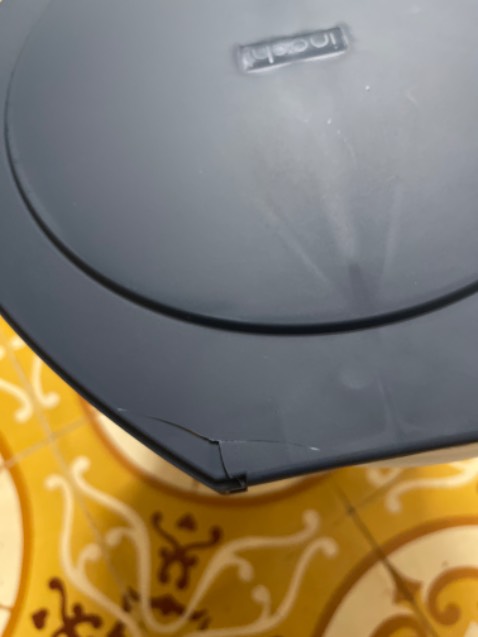 Hàng đã vỡ nắp. Mong được gửi lại hàng mới