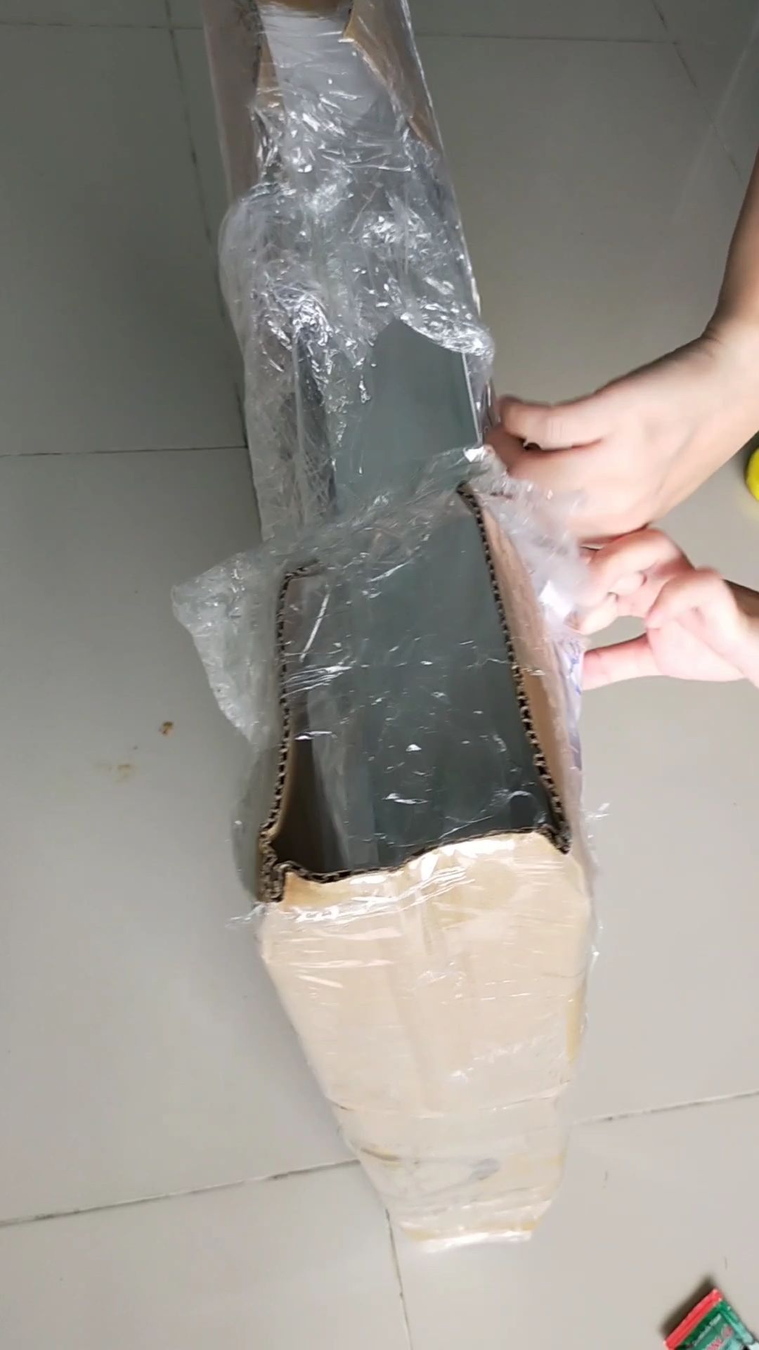 đặt 2 cái giao 1 cái. yêu cầu giao bù mà chờ cả tuần rồi vẫn chưa thấy gì hết. hình ảnh kiện hàng trước và sau khi mở ra đều đã quay clip và gửi mà kêu chờ xác nhận. tới khi nào mới có câu trả lời đây TiKi?