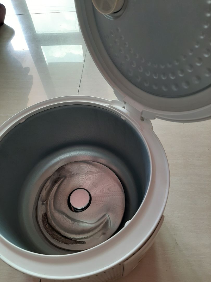 quá thất vọng , nồi kém chất lượng mình mua 2 cái mới sd 2 lần thôi mà đã như này rồi , đáy nồi bên trong bị hỏng và chảy nhựa , còn nút ấn thì hư bị hỏng và hụt sâu vào trong mình muốn hoàn tiền ạ